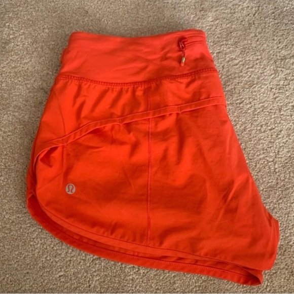 Lululemon shorts size 6 and 2.5 inches - Picture 2 of 3